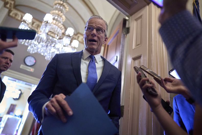 El líder de la mayoría del Senado, John Thune, hace una pausa en la puerta de su oficina para responder preguntas de reporteros sobre su estrategia para promover el proyecto de ley de gastos del presidente Donald Trump, en el Capitolio, en Washington, el lunes 2 de junio de 2025. (AP Foto/J. Scott Applewhite)