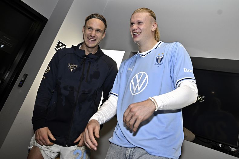 Erling Haaland (derecha), del Manchester City, y Erik Botheim, del Malmo, celebran luego de un partido de fútbol entre el Malmö FF y el IFK Gotemburgo en el Eleda Stadium, en Malmö, Suecia, el lunes 28 de octubre de 2024, mientras que se lleva a cabo la ceremonia del Balón de Oro en París. (Andreas Hillergren/TT News Agency via AP)