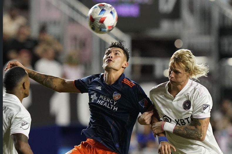 ARCHIVO - Brandon Vázquez, delantero del Cincinnati, busca controlar un balón frente a Brek Shea, del Inter Miami, el 23 de octubre de 2021 (AP Foto/Marta Lavandier, archivo)