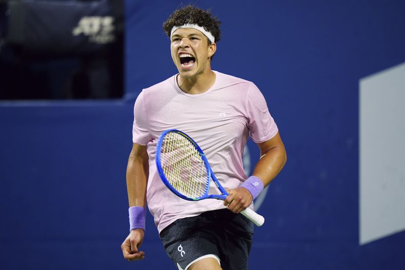 El estadounidense Ben Shelton celebra tras vencer al italiano Flavio Cobolli en el Abierto de Toronto el domingo 3 de agosto del 2025. (Frank Gunn/The Canadian Press via AP)