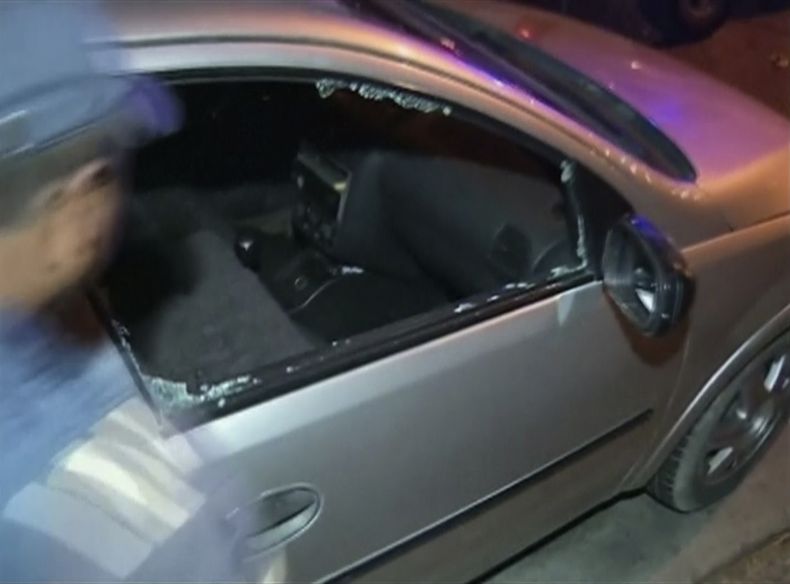 En esta imagen del 28 de diciembre de 2013 tomada de un video, la polic&iacute;a observa la ventanilla destrozada de un veh&iacute;culo despu&eacute;s de que una pareja japonesa fue atacada en Guayaquil, Ecuador. En su programa de radio y televisi&oacute;