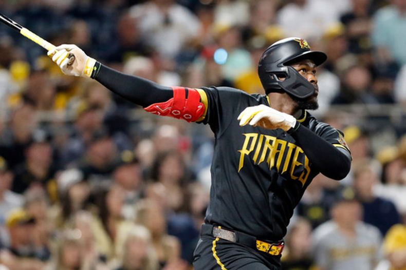 El dominicano Oneil Cruz, de los Piratas de Pittsburgh, batea un cuadrangular de dos carreras en el duelo del viernes 17 de abril de 2026 ante los Rays de Tampa Bay (AP Foto/Tom E. Puskar)
