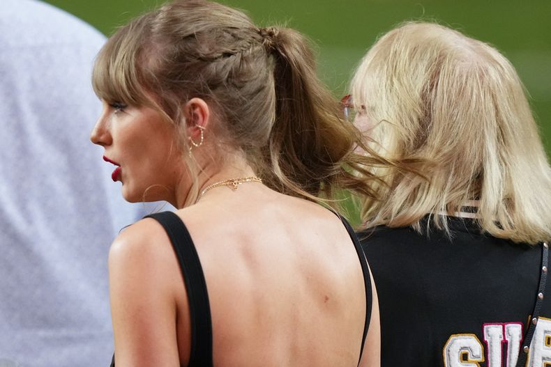 Taylor Swift camina con Donna Kelce en el campo tras el Super Bowl 58 de la NFL entre los 49ers de San Francisco y los Chiefs de Kansas City el domingo 11 de febrero de 2024, en Las Vegas. Los Chiefs ganaron 25-22. (AP Photo/Frank Franklin II)