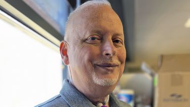En esta foto, proporcionada por la Clínica Mayo, Marty Kedian posa para una foto en el laboratorio de medicina regenerativa de cabeza y cuello de la Clínica Mayo en Scottsdale, Arizona, el 12 de junio de 2024. (Clínica Mayo vía AP)