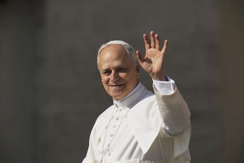 El papa León XIV saluda a la gente antes de su misa de inicio de pontificado en la plaza de San Pedro, a la que asistieron jefes de estado, realiza y files de a pie, el domingo 18 de mayo de 2025. (AP Foto/Alessandra Tarantino)