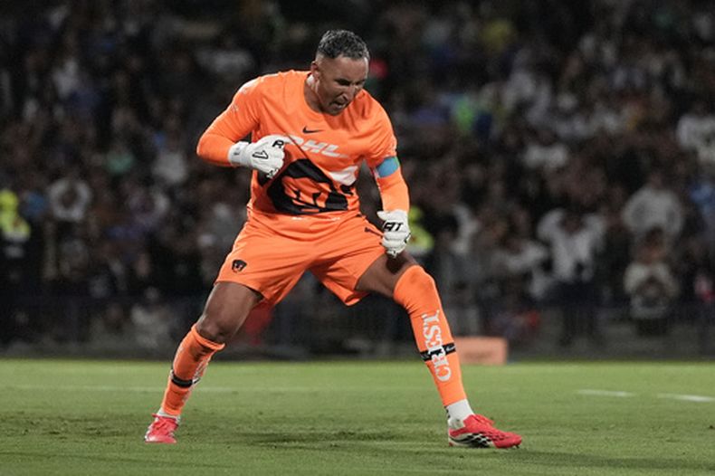 Keylor Navas, portero de Pumas, reacciona durante un partido de la liga mexicana de fútbol en contra de Cruz Azul, el sábado 14 de marzo de 2026, en Ciudad de México. (AP Foto/Eduardo Verdugo)