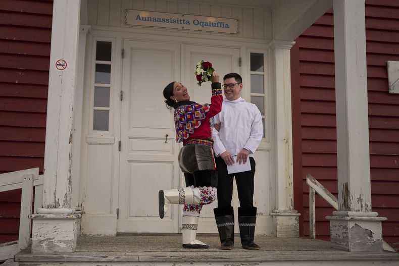 Salik Schmidt y Malu Schmidt, después de casarse en la Iglesia de Nuestro Salvador en Nuuk, Groenlandia, el sábado 15 de febrero de 2025. (AP Foto/Emilio Morenatti)
