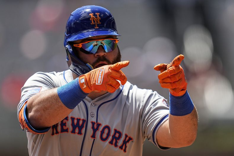 DJ Stewart (29) de los Mets de Nueva York celebra tras batear un jonrón ante los Bravos de Atlanta, el jueves 11 de abril de 2024. (AP Foto/Mike Stewart)