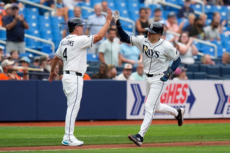 Hunter Feduccia de los Rays de Tampa Bay celebra con el coach de tercera ase Brady Williams tras batear un jonrón frente al pitcher de los Orioles de Baltimore el miércoles 20 de mayo del 2026. (AP Foto/Chris OMeara)
