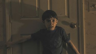 Esta imagen publicada por Warner Bros. Pictures muestra a Cary Christopher en una escena de Weapons. (Warner Bros. Pictures via AP)
