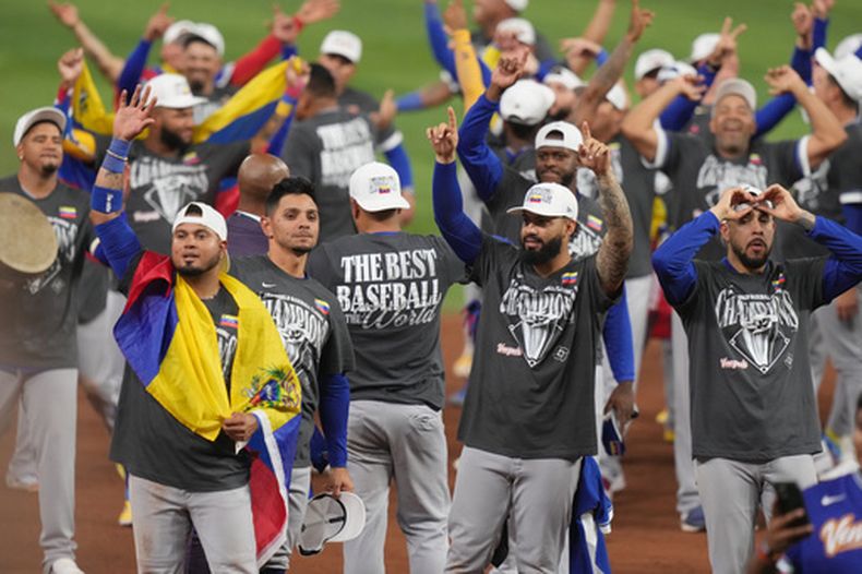 Los jugadores de Venezuela celebran la victoria 3-2 ante Estados Unidos en la final del Clásico Mundial de béisbol, el martes 17 de marzo de 2026, en Miami. (AP Foto/Lynne Sladky)