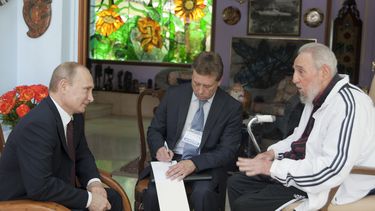 americateve | El cubano Fidel Castro, derecha, habla con el presidente ruso Vladimir Putin, izquierda, en La Habana, Cuba, 11 de julio de 2014. En su gira por Latinoam&eacute;rica, Putin arrib&oacute; el s&aacute;bado 12 de julio de 2014 para un encuentro con la presid