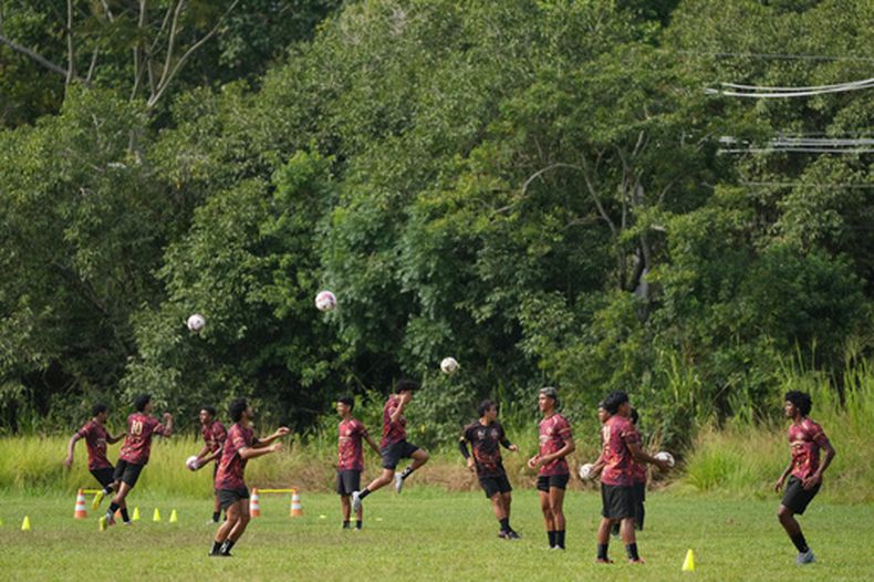 Los jugadores de Originarios, un nuevo club de fútbol en la quinta división de Río de Janeiro, durante un entrenamiento, el martes 28 de abril de 2026, en Marica, Brasil. (AP Foto/Silvia Izquierdo)