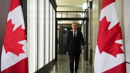 El primer ministro canadiense Mark Carney llega a una conferencia de prensa en el Parlamento, en Ottawa, Canadá, el viernes 6 de junio de 2025. (Sean Kilpatrick /The Canadian Press vía AP)