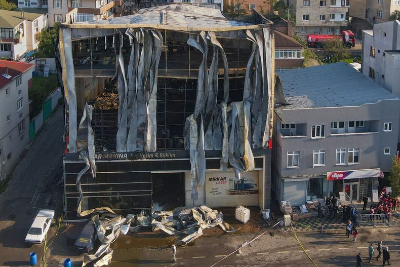 Las consecuencias del incendio en Dilovasi, Turquía, el 8 de noviembre del 2025. (Dia Photo via AP)