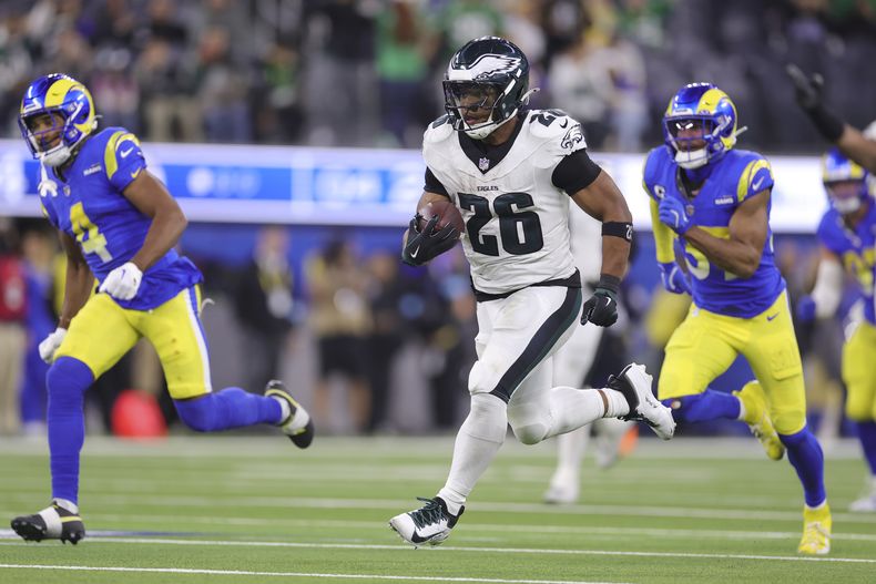 Saquon Barkley (26), running back de los Eagles de Filadelfia, se escapa con un acarreo de anotación en contra de los Rams de Los Ángeles durante la segunda mitad del partido de la NFL del domingo 24 de noviembre de 2024, en Inglewood, California. (AP Foto/Ryan Sun)