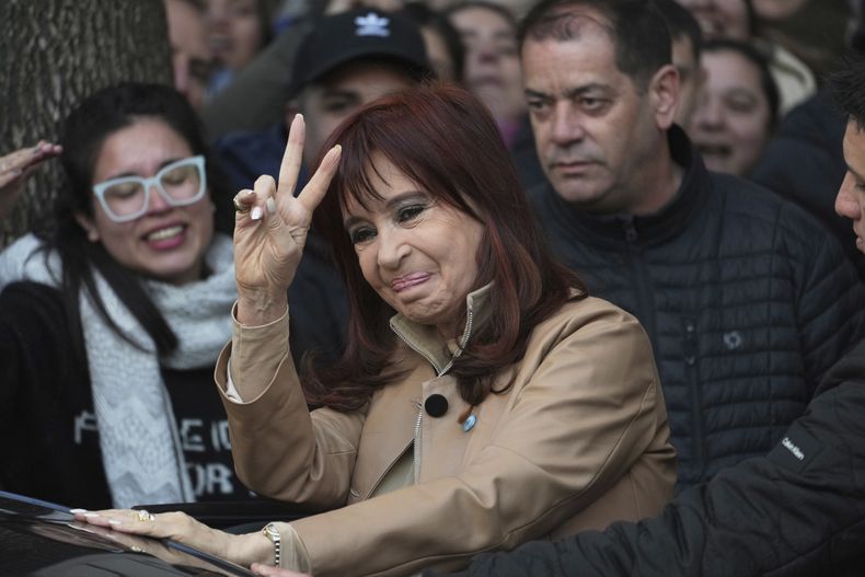 La expresidenta de Argentina, Cristina Fernández, saluda a sus partidarios al salir de su casa en Buenos Aires, Argentina, el martes 10 de junio de 2025. (AP Foto/Rodrigo Abd)