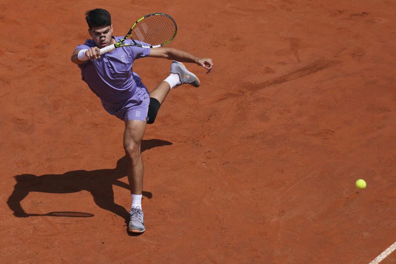 Carlos Alcaraz en acción contra Dusan Lajovic durante el Abierto de Italia, el viernes 9 de mayo de 2025, en Roma. (Alfredo Falcone/LaPresse vía AP)