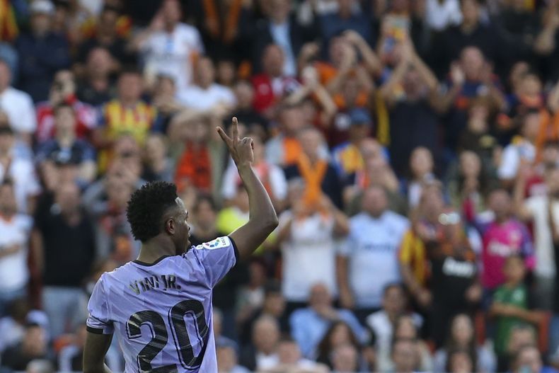 Vinicius Junior del Real Madrid abandona el campo luego de haber sido expulsado durante un partido de La Liga española contra el Valencia, en el estadio Mestalla, en Valencia, España, el domingo 21 de mayo de 2023. (AP Foto/Alberto Saiz)