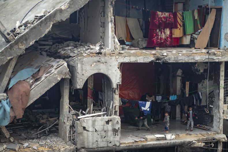 Niños palestinos juegan el martes 11 de febrero de 2025 en una casa destruida por los ataques del ejército israelí en Jabaliya, Franja de Gaza. (AP Foto/Jehad Alshrafi)
