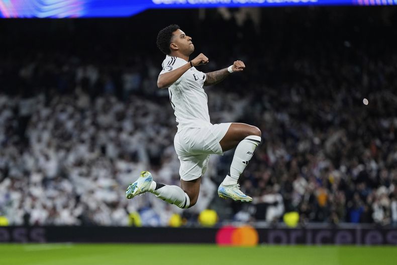 Rodrygo celebra tras marcar el primer gol del Real Madrid ante el Atlético de Madrid en la ida de los octavos de final de la Liga de Campeones, el martes 4 de marzo de 2025, en Madrid. (AP Foto/Manu Fernández)