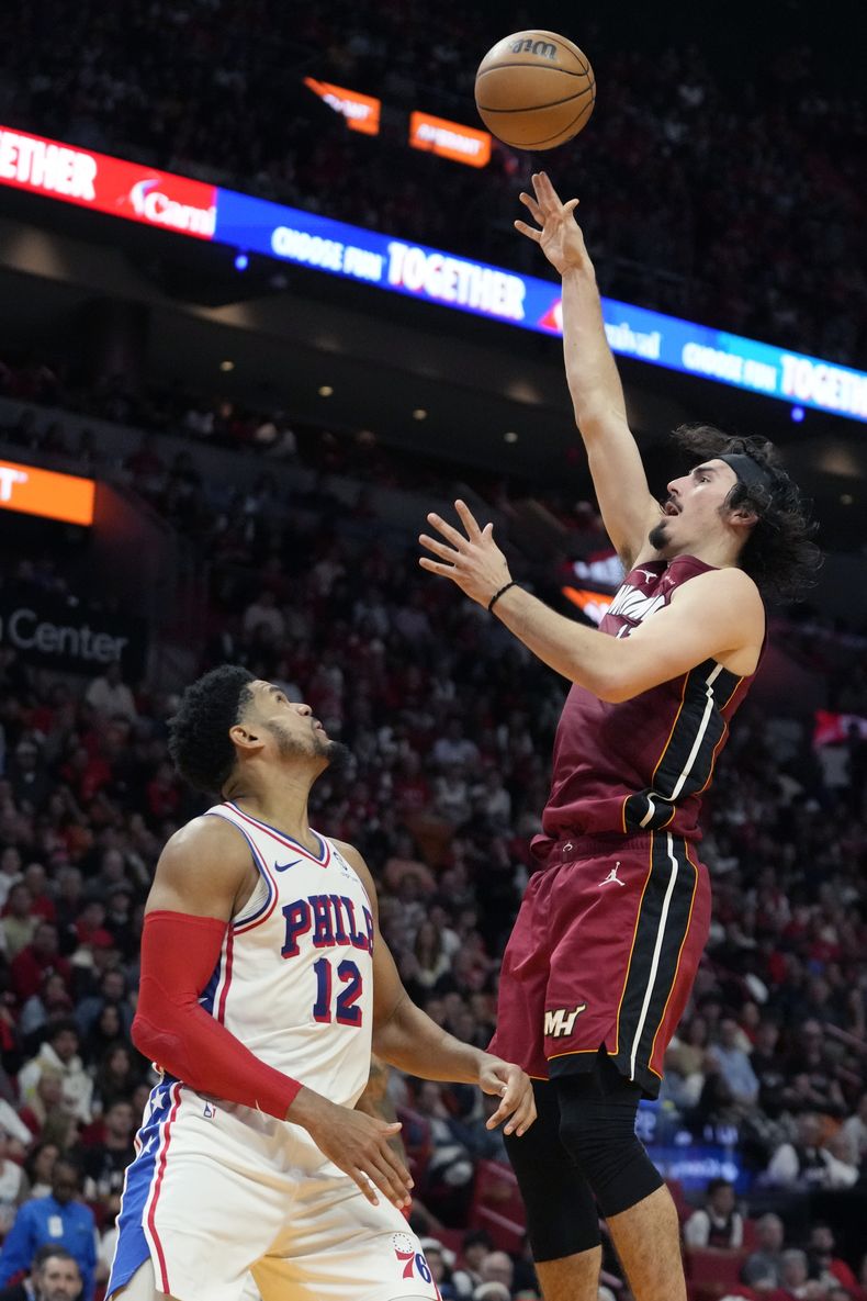 El base del Heat de Miami Jaime Jaquez Jr. lanza el balón sobre el alero de los 76ers de Filadelfia Tobias Harris en el encuentro del 25 de diciembre del 2023. (AP Foto/Lynne Sladky)