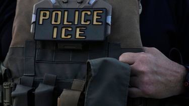 ARCHIVO - Un agente del Servicio de Inmigración y Control de Aduanas de EEUU participa en una redada en Park Ridge, Illinois, el 19 de septiembre de 2025. (AP Foto/Erin Hooley/Archivo)