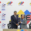 El presidente venezolano Nicolás Maduro, a la izquierda, recibe la certificación del presidente del Consejo Nacional Electoral (CNE), Elvis Amoroso, de que ganó las elecciones presidenciales en Caracas, Venezuela, el lunes 29 de julio de 2024. (AP Foto/Matías Delacroix)