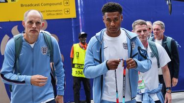 El entrenador de Inglaterra, Thomas Tuchel (izquierda) y eljugador Ollie Watkins llegan para el partido de cuartos de final de la Copa del Mundo anteNoruega, el sábado 11 de julio de 2026 en Miami Gardens, Florida (AP Foto/Marta Lavandier)