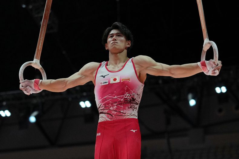 El japonés Daiki Hashimoto compite en la final del concurso completo masculino del Mundial de gimnasia artística, el miércoles 22 de octubre de 2025, en Yakarta, Indonesia. (AP Foto/Dita Alangkara)
