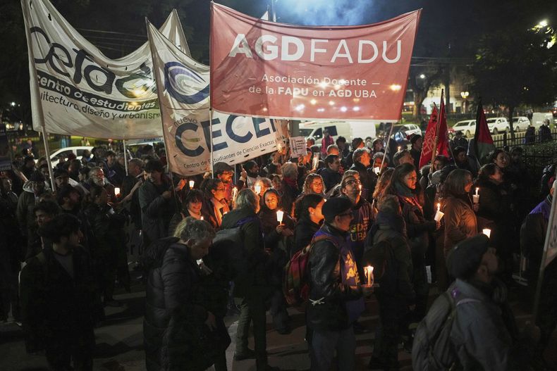 Manifestantes exigen más fondos para las universidades públicas en Buenos Aires, Argentina, el jueves 26 de junio de 2025. (Foto AP/Rodrigo Abd)