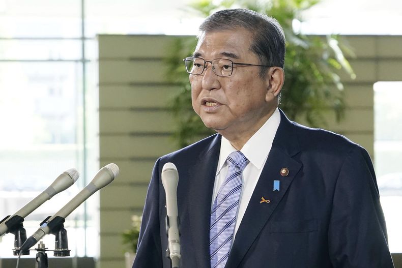 El primer ministro de Japón, Shigeru Ishiba, habla con periodistas después del más reciente lanzamiento de prueba de un misil por parte de Corea del Norte, el martes 5 de noviembre de 2024, en Tokio. (Kyodo News vía AP)