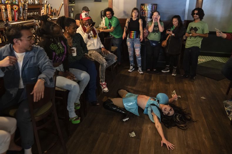 Baby Angel, hace un death drop en el espectáculo Mimosas & Heels Drag Brunch en Public House, el sábado 5 de marzo de 2023, en Norfolk, Virginia. El almuerzo era organizado por Harpy Daniels y Javon Love. (Foto AP/Carolyn Kaster)