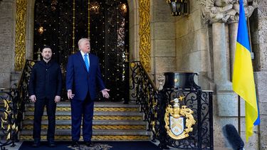 El presidente Donald Trump recibe al presidente ucraniano Volodymyr Zelenskyy en su club Mar-a-Lago, el domingo 28 de diciembre de 2025, en Palm Beach, Florida. (AP Foto/Alex Brandon)
