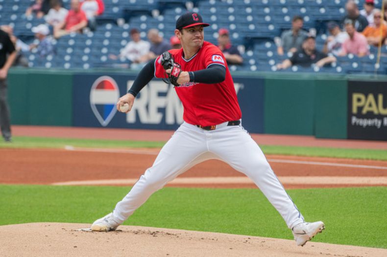 El lanzador abridor de los Guardianes de Cleveland, Gavin Williams, lanza contra los Nacionales de Washington durante un partido de béisbol, el miércoles 27 de mayo de 2026, en Cleveland. (Foto AP/Phil Long)