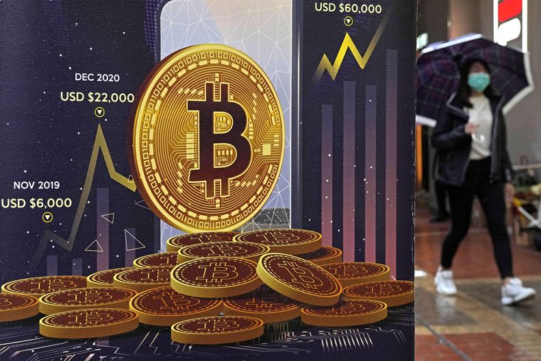 ARCHIVO - Un anuncio de la criptomoneda Bitcoin es exhibido el jueves 17 de febrero de 2022 en una calle de Hong Kong. (AP Foto/Kin Cheung, archivo)