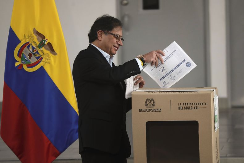 El presidente colombiano Gustavo Petro vota en las elecciones locales y regionales en Bogotá, Colombia, el domingo 29 de octubre de 2023. El documental Petro del estadounidense Sean Mattison, estrenado en el Festival Internacional de Cine de Morelia en México, retrata el ascenso a la presidencia de Petro. (Foto AP/Iván Valencia)