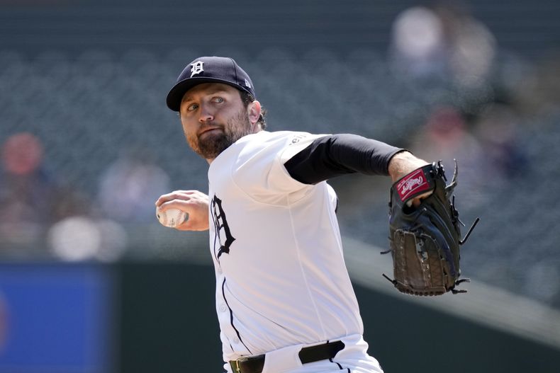 El pitcher de los Tigres de Detroit Casey Mize lanza en la segunda entrada del juego ante los Rangers de Texas el martes 16 d abril del 2024. (AP Foto/Carlos Osorio)