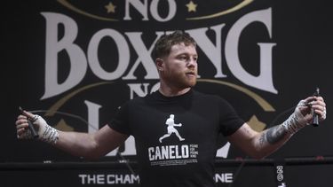 Saul Canelo Álvarez saltando soga durante un entrenamiento en un gimnasio de Guadalajara, México, el lunes 17 de abril de 2023. (AP Foto/Refugio Ruiz)