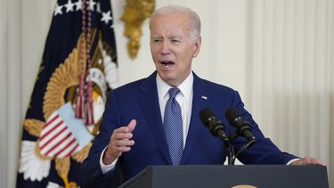 El presidente Joe Biden conversa sobre la infraestructura para internet de alta velocidad en el Salón Este de la Casa Blanca, en Washington, el lunes 26 de junio de 2023. (AP Foto/Evan Vucci)