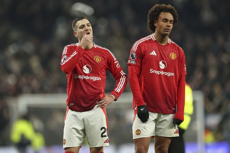Diogo Dalot, a la izquierda, y Joshua Zirkzee, del Manchester United, reaccionan después del partido de fútbol de la Liga Premier inglesa entre el Tottenham Hotspur y el Manchester United en Londres, el domingo 16 de febrero de 2025. (AP Foto/Ian Walton)