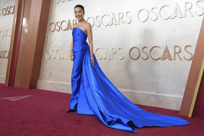Michelle Yeoh llega a los Premios Oscar, el 2 de marzo de 2025, en el Teatro Dolby, en Los Angeles. (Foto, Jordan Strauss/Invision/AP)