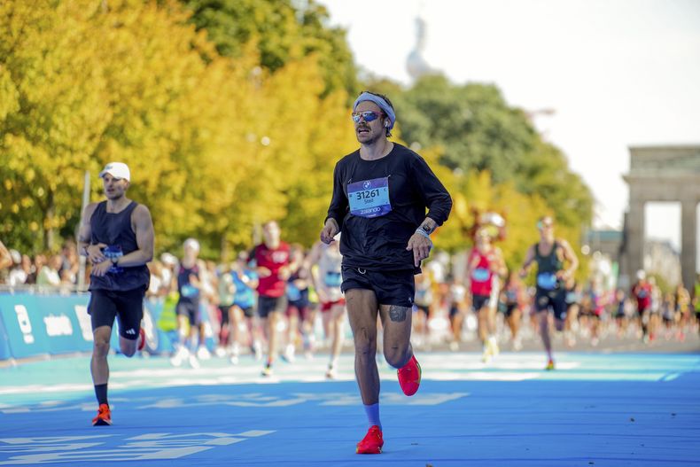 Harry Styles, en el centro, compite en el Maratón de Berlín en Berlín, Alemania, el 21 de septiembre de 2025. (Sportograf via AP)