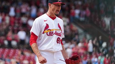 El lanzador de los Cardenales de San Luis, Riley OBrien, celebra tras conseguir que Javier Sanoja, de los Marlins de Miami, fuera eliminado con un rodado para el out final de un partido de béisbol, el domingo 28 de junio de 2026, en San Luis. (Foto AP/Jeff Roberson)