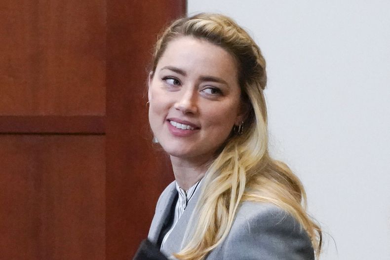 ARCHIVO - La actriz Amber Heard durante un descanso en el tribunal del condado Fairfax, Virginia, el 27 de mayo de 2022. (AP Foto/Steve Helber, Pool, archivo)