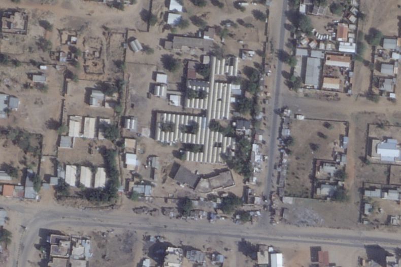 Esta imagen de satélite de Planet Labs PBC muestra el hospital Docente Materno Saudí , en el centro, en Fasher, Sudán, el sábado 25 de enero de 2025. (Planet Labs PBC via AP)