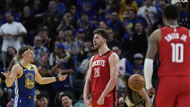 El pívot de los Rockets de Houston, Alperen Sengun (28), reacciona tras recibir una falta mientras hacía una canasta durante la primera mitad de un partido de baloncesto de la NBA contra los Warriors de Golden State, el domingo 6 de abril de 2025, en San Francisco. (AP Foto/Godofredo A. Vásquez)