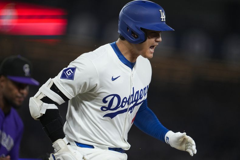 Shohei Ohtani, bateador designado japonés de los Dodgers de Los Ángeles, corre al conectar un sencillo en el juego ante los Rockies de Colorado, el viernes 20 de septiembre de 2024 (AP Foto/Ashley Landis)