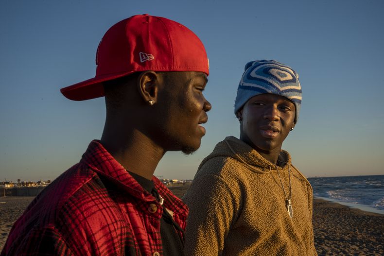 Los actores senegaleses Seydou Sarr, derecha, y Moustapha Fall posan para promover la película Io Capitano (Yo captán) en Fregene, cerca de Roma, el sábado 3 de febrero de 2024. Ambos actúan el filme de Matteo Garrone nominado en la 96a entrega de los Premios de la Academia en la categoría de largometraje internacional. La película está inspirada en la travesía de Mamadou Kouassi, un migrante que hizo el viaje desde su natal Costa de Marfil a Italia y ahora dedica su vida a trabajar con inmigrantes en Castel Volturno, en el sur de Italia. (Foto AP/Domenico Stinellis)