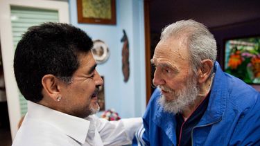 Fidel Castro y Maradona se estrechan las manos en &nbsp;La Habana, en abril del 2013.